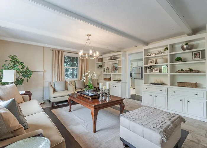 Hummingbird Haven Bed & Breakfast Luxury Suite With Terrace & Seasonal Lake Views Located In Historic Old Town Niagara-On-The-Lake