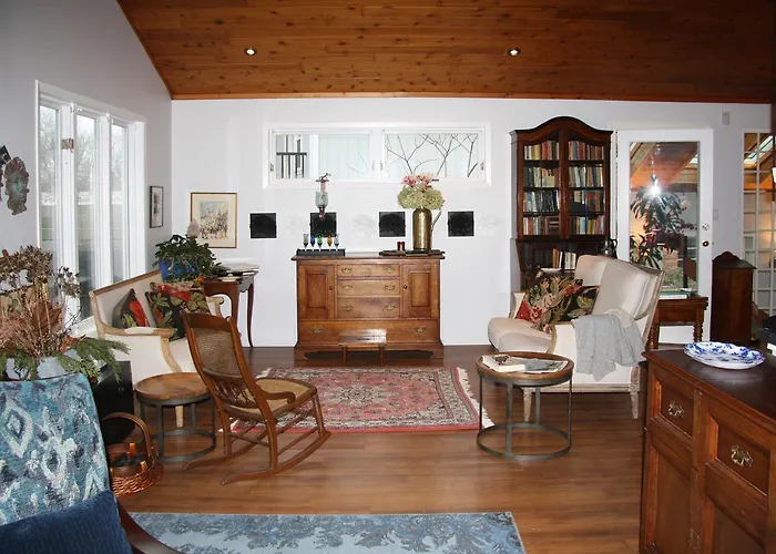2 Moon Cottage